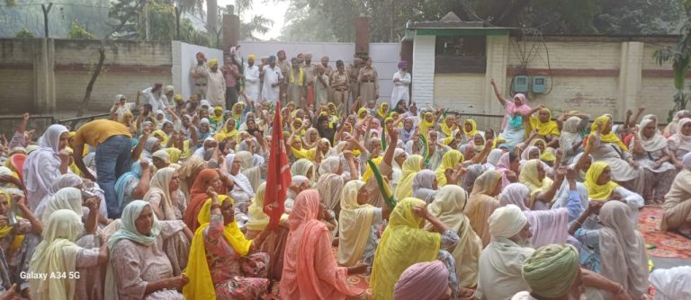 ਝੋਨੇ ਦੀ ਨਿਰਵਿਘਨ ਖਰੀਦ ਦੀ ਮੰਗ ਨੂੰ ਲੈ ਕੇ ਕਿਸਾਨਾਂ ਨੇ ਘੇਰਿਆ ਡੀਸੀ ਦਾ ਘਰ