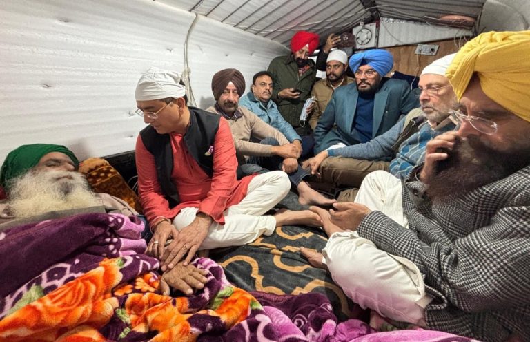 ‘ਆਪ’ ਮੰਤਰੀਆਂ ਅਤੇ ਵਿਧਾਇਕਾਂ ਨੇ ਜਗਜੀਤ ਸਿੰਘ ਡੱਲੇਵਾਲ ਨਾਲ ਕੀਤੀ ਮੁਲਾਕਾਤ, ਉਨ੍ਹਾਂ ਦੀ ਵਿਗੜਦੀ ਸਿਹਤ ‘ਤੇ ਜਤਾਈ ਚਿੰਤਾ