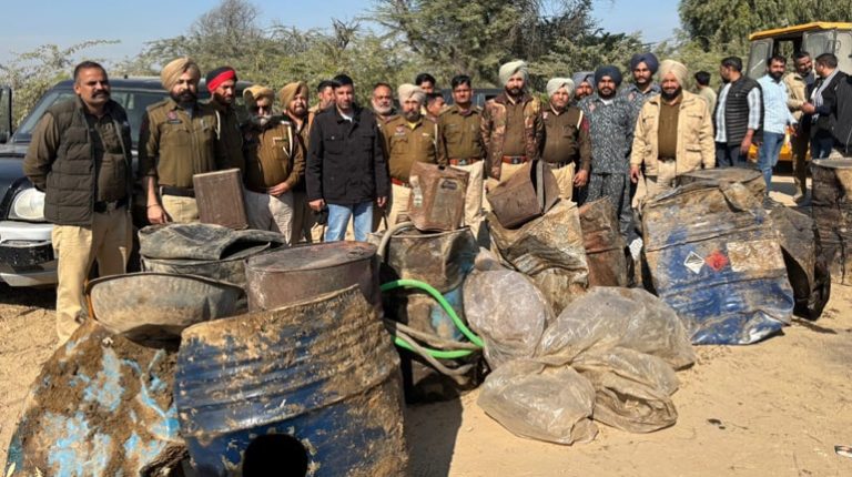 Fazilka News: ਸਵਾ ਲੱਖ ਨਜਾਇਜ਼ ਸਰਾਬ ਬਰਾਮਦ, ਕੀਤੀ ਨਸ਼ਟ