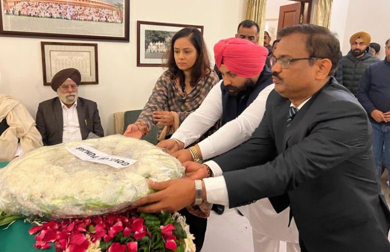 ਪੰਜਾਬ ਸਰਕਾਰ ਵੱਲੋਂ ਹਰਜੋਤ ਸਿੰਘ ਬੈਂਸ ਅਤੇ ਕੇ.ਏ.ਪੀ.ਸਿਨਹਾ ਵਲੋਂ ਮਨਮੋਹਨ ਸਿੰਘ ਨੂੰ  ਸ਼ਰਧਾਂਜਲੀ ਭੇਟ