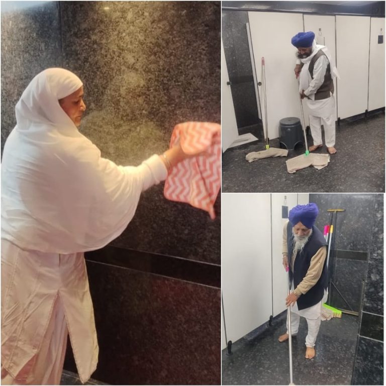 ਧਾਰਮਿਕ ਸਜ਼ਾ: ਸ਼੍ਰੀ ਦਰਬਾਰ ਸਾਹਿਬ ਦੇ ਜਨਤਕ ਪਖਾਨਿਆ ਦੀ ਸਫ਼ਾਈ ਕਰਦੇ ਨਜ਼ਰ ਆਏ ਅਕਾਲੀ ਆਗੂ