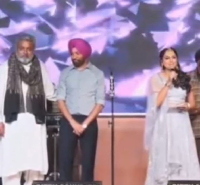 …’ਤੇ ਜਦ ਚੱਲਦੇ ਮੇਲੇ ’ਚ ਐਂਕਰ ਕੁੜੀ ਨੇ ਫ਼ਿਲਮ ਅਦਾਕਾਰ ਹੌਬੀ ਧਾਲੀਵਾਲ ਨੂੰ ਸੁਣਾਈਆਂ ਖ਼ਰੀਆਂ-ਖਰੀਆਂ