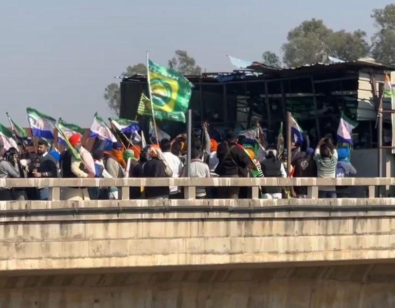shambhu border news:ਸ਼ੰਭੂ ਬਾਰਡਰ ’ਤੇ ਮਾਹੌਲ ਤਨਾਅਪੂਰਨ, ਕਿਸਾਨਾਂ ਨੇ ਦਿੱਲੀ ਵੱਲ ਪਾਏ ਚਾਲੇ; ਪਹਿਲਾਂ ਬੇਰੀਗੇਡ ਤੋੜਿਆ