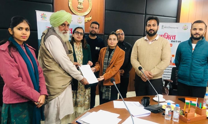 ਪ੍ਰਧਾਨ ਮੰਤਰੀ ਨੇ ਸਵਾਮੀਤਵ ਯੋਜਨਾ ਅਧੀਨ ਸੰਪਤੀ ਕਾਰਡ ਵੰਡਣ ਦੀ ਵਰਚੂਅਲ ਪ੍ਰੋਗਰਾਮ ਰਾਹੀਂ ਕੀਤੀ ਸ਼ੁਰੂਆਤ