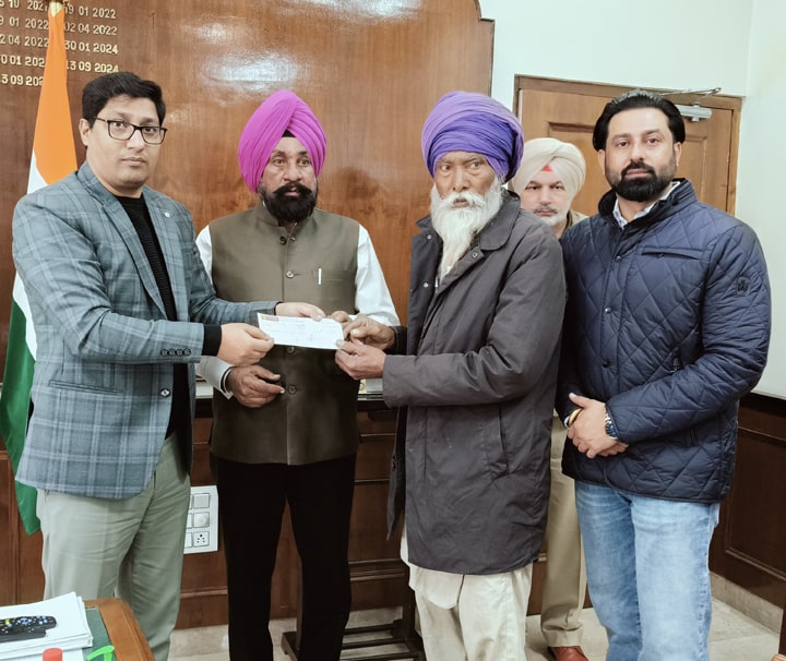 ਦਾਨ ਸਿੰਘ ਵਾਲਾ ਦੇ ਪੀੜਤ ਪਰਿਵਾਰਾਂ ਨੂੰ ਸਹਾਇਤਾ ਰਾਸ਼ੀ ਦੇ 1-1 ਲੱਖ ਰੁਪਏ ਦੇ ਚੈੱਕ ਭੇਂਟ