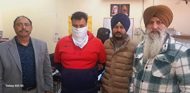 30000 ਰੁਪਏ ਰਿਸ਼ਵਤ ਲੈਂਦਾ ਹੌਲਦਾਰ ਵਿਜੀਲੈਂਸ ਵੱਲੋਂ ਗ੍ਰਿਫ਼ਤਾਰ, SHO ਫਰਾਰ