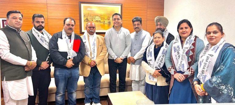 ਜਲੰਧਰ ‘ਚ ਕਾਂਗਰਸ ਨੂੰ ਵੱਡਾ ਝਟਕਾ!ਭੋਗਪੁਰ ਨਗਰ ਪੰਚਾਇਤ ਦੇ 8 ਕਾਂਗਰਸੀ ਮੈਂਬਰ ‘ਆਪ’ ‘ਚ ਸ਼ਾਮਲ