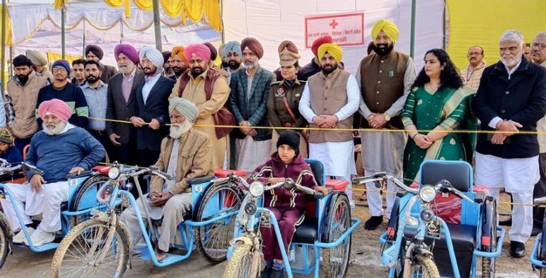 ਕੈਬਨਿਟ ਮੰਤਰੀ ਹਰਭਜਨ ਸਿੰਘ ਨੇ ਫਿਰੋਜ਼ਪੁਰ ਵਿਖੇ ਗਣਤੰਤਰ ਦਿਵਸ ਮੌਕੇ ਲਹਿਰਾਇਆ ਕੌਮੀ ਝੰਡਾ