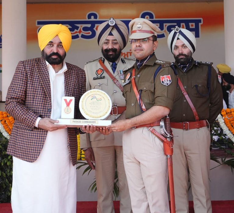 ਮੁੱਖ ਮੰਤਰੀ ਨੇ ਪੁਲਿਸ ਮੁਲਾਜ਼ਮਾਂ ਨੂੰ ਡਿਊਟੀ ਪ੍ਰਤੀ ਸ਼ਾਨਦਾਰ ਸਮਰਪਣ ਲਈ ਮੁੱਖ ਮੰਤਰੀ ਰਕਸ਼ਕ ਪਦਕ ਅਤੇ ਮੁੱਖ ਮੰਤਰੀ ਮੈਡਲ ਨਾਲ ਕੀਤਾ ਸਨਮਾਨਿਤ