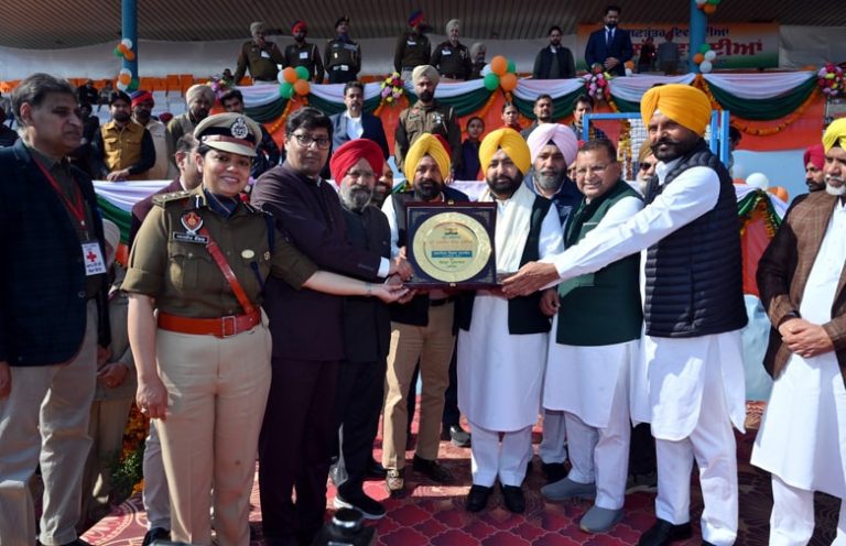 ਕੈਬਨਿਟ ਮੰਤਰੀ ਹਰਦੀਪ ਸਿੰਘ ਮੁੰਡੀਆਂ ਨੇ ਗਣਤੰਤਰ ਦਿਵਸ ਮੌਕੇ ਬਠਿੰਡਾ ’ਚ ਲਹਿਰਾਇਆ ਕੌਮੀ ਤਿੰਰਗਾ