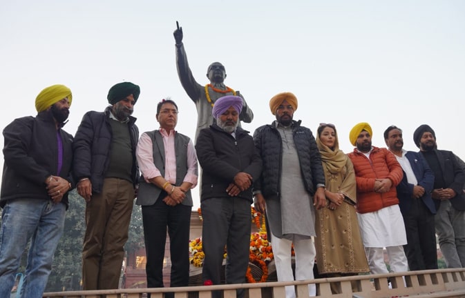 ‘ਆਪ’ ਆਗੂਆਂ ਨੇ ਡਾ. ਅੰਬੇਡਕਰ ਦੀ ਮੂਰਤੀ ‘ਤੇ ਹਾਰ ਪਾ ਕੇ ਸ਼ਰਧਾ ਦੇ ਫੁੱਲ ਕੀਤੇ ਭੇਟ