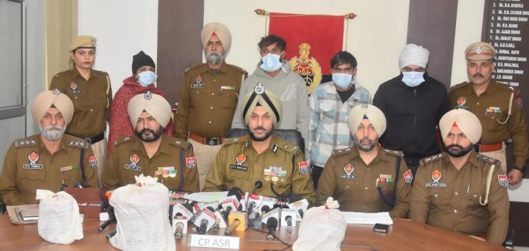 ਪੰਜਾਬ ਪੁਲਿਸ ਵੱਲੋਂ ਸਰਹੱਦ ਪਾਰੋਂ ਨਸ਼ਾ ਤਸਕਰੀ ਦੇ ਨੈੱਟਵਰਕ ਦਾ ਪਰਦਾਫਾਸ਼; ਔਰਤ ਸਮੇਤ ਚਾਰ 5 ਕਿਲੋ ਹੈਰੋਇਨ ਨਾਲ ਕਾਬੂ