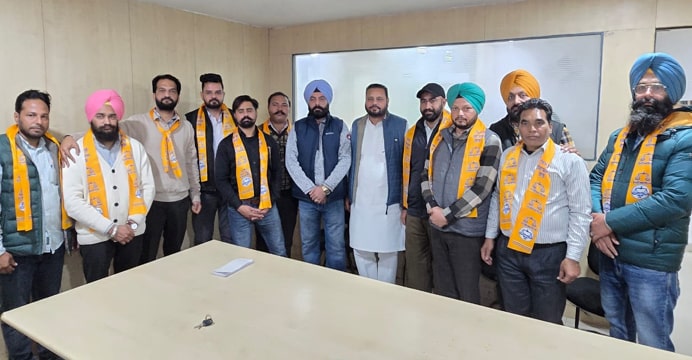 ਇੱਕ ਦਰਜਨ ਵਿਅਕਤੀਆਂ ਨੇ ਫੜਿਆ ਅਕਾਲੀ ਦਲ ਦਾ ਦਾਮਨ