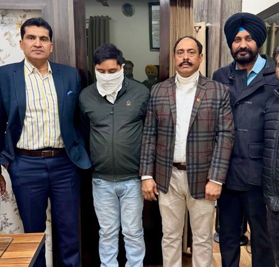 ਨਾਇਬ ਤਹਿਸੀਲਦਾਰ ਦਾ ਰੀਡਰ 8000 ਰੁਪਏ ਰਿਸ਼ਵਤ ਲੈਂਦਾ ਵਿਜੀਲੈਂਸ ਵੱਲੋਂ ਰੰਗੇ ਹੱਥੀਂ ਕਾਬੂ