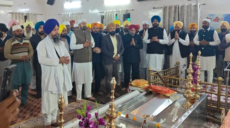 ਮਾਰਕੀਟ ਕਮੇਟੀਆਂ ਦੇ ਨਵ ਨਿਯੁਕਤ ਚੇਅਰਮੈਨ ਗੁਰੂ ਸਾਹਿਬ ਨੂੰ ਹੋਏ ਨਤਮਸਤਕ