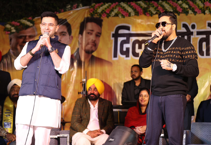 ਚੋਣ ਮੰਚ ‘ਤੇ ਮੀਕਾ ਸਿੰਘ ਅਤੇ ਰਾਘਵ ਚੱਢਾ ਦੀ ਸ਼ਾਨਦਾਰ ਜੁਗਲਬੰਦੀ, ਲੋਕਾਂ ਨੇ ਵਜਾਈਆਂ ਤਾੜੀਆਂ