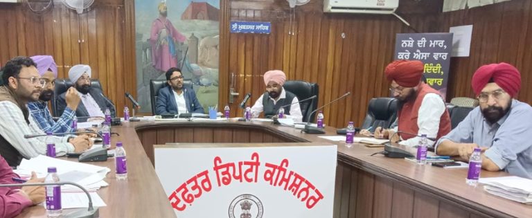 ਨਰਮੇ ਹੇਠ ਰਕਬਾ ਵਧਾਉਣ ਲਈ ਪ੍ਰਸ਼ਾਸਨ ਪੱਬਾਂ ਭਾਰ, ਚਿੱਟੀ ਮੱਖੀ ਅਤੇ ਗੁਲਾਬੀ ਸੁੰਡੀ ਰੋਕਣ ਲਈ ਡਿਪਟੀ ਕਮਿਸ਼ਨਰ ਨੇ ਕੀਤੀ ਬੈਠਕ