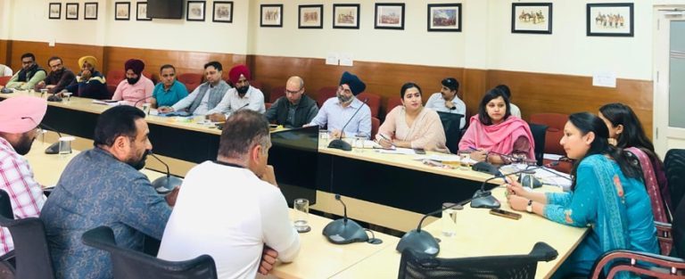 ਡੀ ਸੀ ਨੇ ਆਗਾਮੀ ਹਾੜ੍ਹੀ ਦੇ ਮੰਡੀਕਰਨ ਸੀਜ਼ਨ ਨੂੰ ਸੁਚਾਰੂ ਢੰਗ ਨਾਲ ਚਲਾਉਣ ਲਈ ਟਰਾਂਸਪੋਰਟਰਾਂ ਅਤੇ ਆੜ੍ਹਤੀਆਂ ਨਾਲ ਕੀਤੀ ਮੀਟਿੰਗ