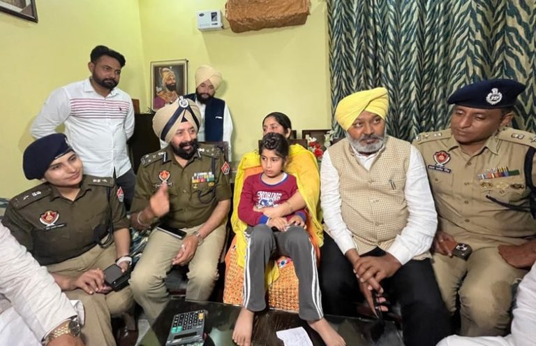 Punjab Police ਵੱਲੋਂ ਅਗਵਾਕਾਰਾਂ ਕੋਲੋਂ ਛੁਡਵਾਏ ਬੱਚੇ ਨੂੰ ਵਿੱਤ ਮੰਤਰੀ ਚੀਮਾ ਨੇ ਘਰ ਜਾ ਕੇ ਪ੍ਰਵਾਰ ਨੂੰ ਸੌਂਪਿਆ