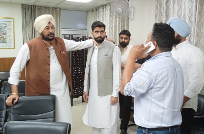 ਆਪ ਦੇ ਸੂਬਾ ਸਕੱਤਰ ਤੇ ਪੰਜਾਬ ਐਗਰੋ ਦੇ ਚੇਅਰਮੈਨ ਸ਼੍ਰੀ ਖਿੰਡਾ ਪੁੱਜੇ ਮੇਅਰ ਮਹਿਤਾ ਦੇ ਦਫ਼ਤਰ