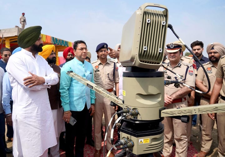 ਪੰਜਾਬ ਵਿੱਚ ਨਸ਼ਿਆਂ ਵਿਰੁੱਧ ਜੰਗ ਫ਼ੈਸਲਾਕੁੰਨ ਦੌਰ ‘ਚ: ਸਰਹੱਦ ਪਾਰੋਂ ਨਾਰਕੋ-ਅੱਤਵਾਦ ਨਾਲ ਨਜਿੱਠਣ ਲਈ ਨੌਸ਼ਹਿਰਾ ਢਾਲਾ ਵਿਖੇ ਅਤਿ-ਆਧੁਨਿਕ ਐਂਟੀ-ਡਰੋਨ ਟੈਕਨਾਲੋਜੀ ਦਾ ਟਰਾਇਲ