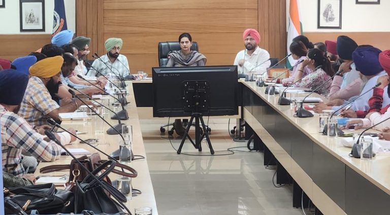 ADC(RD)ਸੋਨਮ ਚੌਧਰੀ ਵੱਲੋਂ ਵਿਕਾਸ ਕਾਰਜਾਂ ਦੇ ਸਬੰਧ ਵਿੱਚ ਵੱਖ-ਵੱਖ ਵਿਭਾਗਾਂ ਦੇ ਅਧਿਕਾਰੀਆਂ ਨਾਲ ਮੀਟਿੰਗ