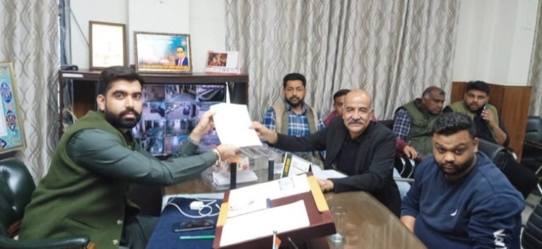 Mayor ਪਦਮਜੀਤ ਸਿੰਘ ਮਹਿਤਾ ਨੇ ਆਪਣੇ ਦਫ਼ਤਰ ਵਿੱਚ ਸੁਣੀਆਂ ਸਮੱਸਿਆਵਾਂ,ਕੁੱਝ ਸਮੱਸਿਆਵਾਂ ਦਾ ਮੌਕੇ ‘ਤੇ ਹੀ ਨਿਪਟਾਰਾ