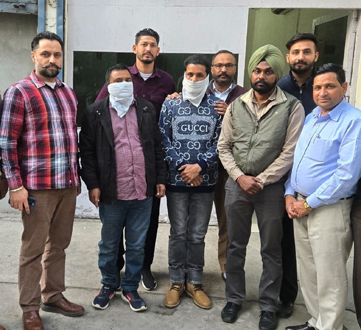 Vigilance ਨੇ ਇੱਕ ਹੋਰ ਪਟਵਾਰੀ 20,000 ਰੁਪਏ ਰਿਸ਼ਵਤ ਲੈਂਦਾ ਕਰਿੰਦੇ ਸਹਿਤ ਚੁੱਕਿਆ