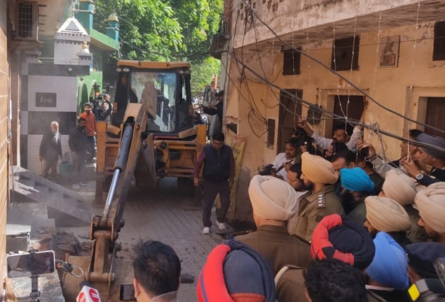 ‘ਯੁੱਧ ਨਸ਼ਿਆਂ ਵਿਰੁੱਧ’  ਮੰਡੀ ਗੋਬਿੰਦਗੜ੍ਹ ਵਿਖੇ ਸਰਕਾਰੀ ਜ਼ਮੀਨ ‘ਤੇ ਨਾਜਾਇਜ਼ ਕਬਜਾ ਕਰਕੇ ਬਣਾਏ ਨਸ਼ਾ ਤਸਕਰ ਦੇ ਘਰ ‘ਤੇ ਚੱਲਿਆ ਪੀਲਾ ਪੰਜਾ