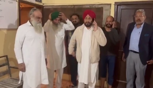 ਜਦ ਅੱਧੀ ਰਾਤ ਕਿਸਾਨਾਂ ਨੂੰ ਮਿਲਣ ਥਾਣੇ ਪੁੱਜੇ Ex CM ਚਰਨਜੀਤ ਸਿੰਘ ਚੰਨੀ, ਦੇਖੋ ਵੀਡੀਓ