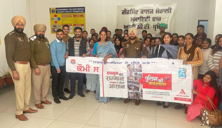 ਟ੍ਰੈਫਿਕ ਪੁਲਿਸ ਵੱਲੋਂ ਕਾਲਜ ਦੇ ਵਿਦਿਆਰਥੀਆਂ ਨੂੰ ਨਸ਼ਿਆਂ ਦੀ ਵਰਤੋਂ ਨਾ ਕਰਨ ਅਤੇ ਟ੍ਰੈਫਿਕ ਨਿਯਮਾਂ ਦੀ ਪਾਲਣਾ ਕਰਨ ਸਬੰਧੀ ਸੈਮੀਨਾਰ ਲਗਾ ਕੇ ਕੀਤਾ ਗਿਆ ਜਾਗਰੂਕ