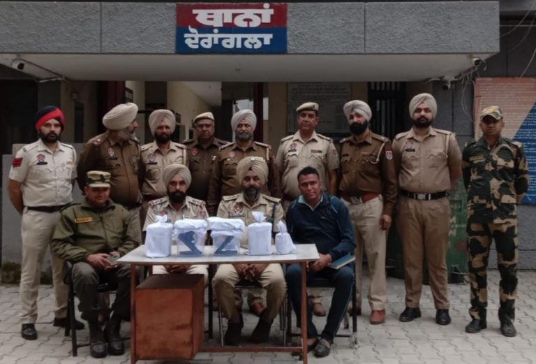 ਯੁੱਧ ਨਸ਼ਿਆਂ ਵਿਰੁੱਧ; ਗੁਰਦਾਸਪੁਰ ਪੁਲਿਸ ਤੇ ਬੀ.ਐੱਸ.ਐੱਫ. ਨੇ ਸਾਂਝੇ ਓਫਰੇਸ਼ਨ ਦੌਰਾਨ ਸਰਹੱਦ ਪਾਰੋਂ ਡਰੋਨ ਰਾਹੀਂ ਨਸ਼ਿਆਂ ਤੇ ਹਥਿਆਰਾਂ ਦੀ ਖੇਪ ਨੂੰ ਬਰਾਮਦ ਕੀਤਾ