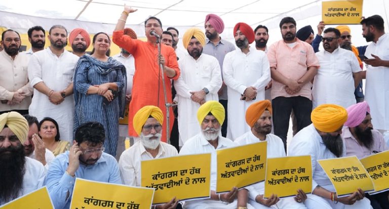 ਪ੍ਰਤਾਪ ਬਾਜਵਾ ਖਿਲਾਫ ‘ਆਪ’ ਦਾ ਹੱਲਾ-ਬੋਲ! ਹਜ਼ਾਰਾਂ ਵਲੰਟੀਅਰਾਂ ਨੇ ਕੀਤਾ ਜ਼ੋਰਦਾਰ ਪ੍ਰਦਰਸ਼ਨ