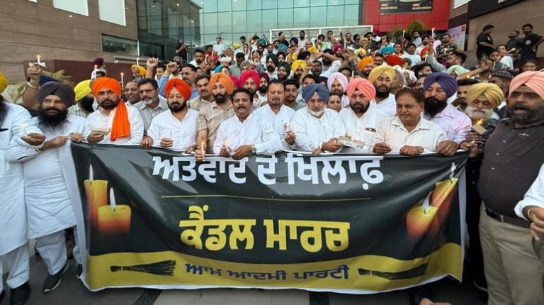 ਪਟਿਆਲਾ ਜ਼ਿਲ੍ਹੇ ਦੇ ਵਿਧਾਇਕਾਂ ਤੇ ਆਮ ਆਦਮੀ ਪਾਰਟੀ ਦੇ ਆਗੂਆਂ ਨੇ ਪਹਿਲਗਾਮ ਅੱਤਵਾਦੀ ਹਮਲੇ ਦੀ ਨਿੰਦਾ ਕਰਦਿਆਂ ਕੀਤਾ ਕੈਂਡਲ ਮਾਰਚ
