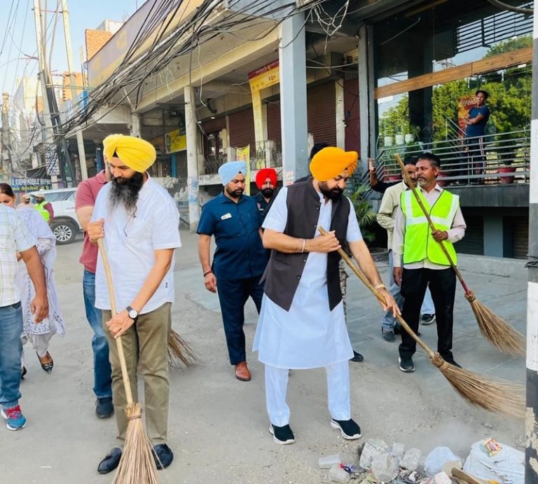 ‘ਆਪ’ ਸਰਕਾਰ ਦੀ ਮੈਗਾ ਸਫਾਈ ਮੁਹਿੰਮ; ਵਿਧਾਇਕਾਂ, ਮੰਤਰੀਆਂ ਅਤੇ ਵਲੰਟੀਅਰਾਂ ਨੇ ਸ਼ਹਿਰ ਨੂੰ ਸਾਫ਼-ਸੁਥਰਾ ਬਣਾਉਣ ਲਈ ਮਿਲਾਇਆ ਹੱਥ