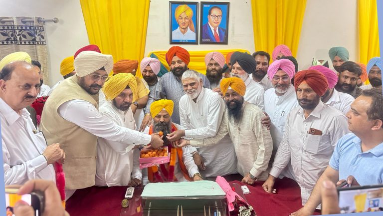 ਚੇਅਰਮੈਨ ਇਕਬਾਲ ਸਿੰਘ ਢਿੱਲੋਂ ਨੇ ਹਰਚੰਦ ਸਿੰਘ ਬਰਸਟ ਅਤੇ ਵਿਧਾਇਕਾਂ ਦੀ ਹਾਜ਼ਰੀ ਵਿੱਚ ਆਪਣਾ ਅਹੁਦਾ ਸੰਭਾਲਿਆ