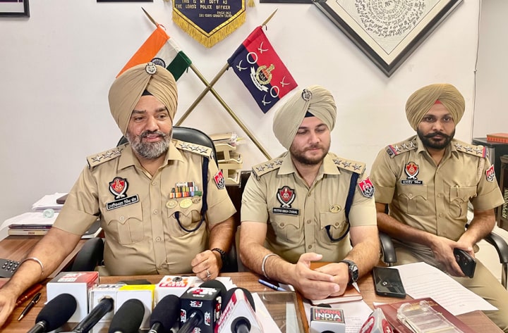 ਮੋਹਾਲੀ ਪੁਲਿਸ ਵੱਲੋਂ ਸੀ ਪੀ 67 ਵਿੱਚ ਚੱਲ ਰਹੇ ਇੰਮੀਗ੍ਰੇਸ਼ਨ ਸੈਂਟਰਾਂ ਦੀ ਅਚਨਚੇਤ ਪੜਤਾਲ