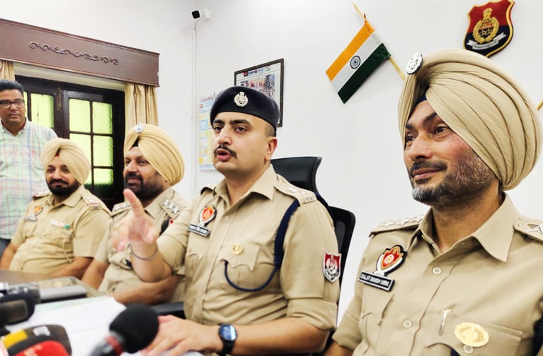 ਸੰਗਰੂਰ ਜੇਲ੍ਹ ਅੰਦਰ ਚੱਲ ਰਹੇ ਨਸ਼ਾ ਤਸਕਰੀ ਰੈਕੇਟ ਦਾ ਪਰਦਾਫਾਸ਼; DSP ਤੇ ਦਰਜਾ ਚਾਰ ਕਰਮਚਾਰੀ ਸਮੇਤ 19 ਜਣੇ ਗ੍ਰਿਫ਼ਤਾਰ