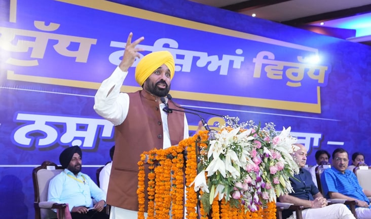 ਭਗਵੰਤ ਮਾਨ ਅਤੇ ਕੇਜਰੀਵਾਲ ਵੱਲੋਂ ਨਸ਼ਿਆਂ ਦੀ ਸਮੱਸਿਆ ਨਾਲ ਨਜਿੱਠਣ ਅਤੇ ਆਉਣ ਵਾਲੀਆਂ ਪੀੜ੍ਹੀਆਂ ਨੂੰ ਬਚਾਉਣ ਲਈ ਲੋਕਾਂ ਨੂੰ ਪਹਿਰੇਦਾਰ ਵਜੋਂ ਕੰਮ ਕਰਨ ਦੀ ਅਪੀਲ