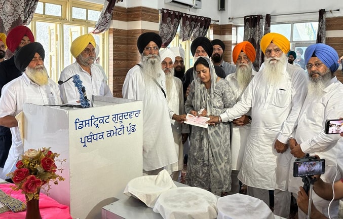 ਪੁੰਛ ’ਚ ਹਮਲੇ ਦੌਰਾਨ ਮਾਰੇ ਗਏ ਚਾਰ ਸਿੱਖਾਂ ਦੇ ਪਰਿਵਾਰਾਂ ਨੂੰ ਮਿਲਣ ਪੁੱਜੇ ਐਡਵੋਕੇਟ ਹਰਜਿੰਦਰ ਸਿੰਘ ਧਾਮੀ