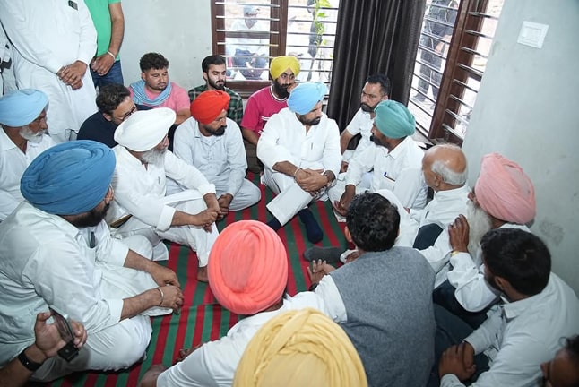 ਰਾਹੁਲ ਗਾਂਧੀ ਨੇ ਫਰਦੀਕੋਟ ਦੇ ਅਗਨੀਵੀਰ ਦੇ ਪਿਤਾ ਨੂੰ ਸਮਰਥਨ ਦਿੱਤਾ, ਰਾਜਾ ਵੜਿੰਗ ਨੇ ਆਕਾਸ਼ਦੀਪ ਦੇ ਪਰਿਵਾਰ ਨਾਲ ਪ੍ਰਗਟ ਕੀਤੀ ਹਮਦਰਦੀ