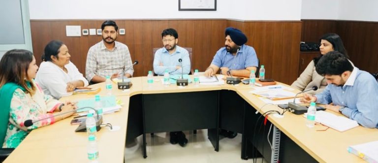 ਡਾ. ਰਵਜੋਤ ਸਿੰਘ ਨੇ ਨਗਰ ਨਿਗਮਾਂ ਦੇ ਪ੍ਰਬੰਧਾ ਦਾ ਲਿਆ ਜਾਇਜ਼ਾ; ਬਰਸਾਤਾਂ ਤੋਂ ਪਹਿਲਾਂ ਸੀਵਰੇਜ਼ਾਂ ਦੀ ਸਫਾਈ ਯਕੀਨੀ ਬਣਾਉਣ ਦੇ ਦਿੱਤੇ ਨਿਰਦੇਸ਼