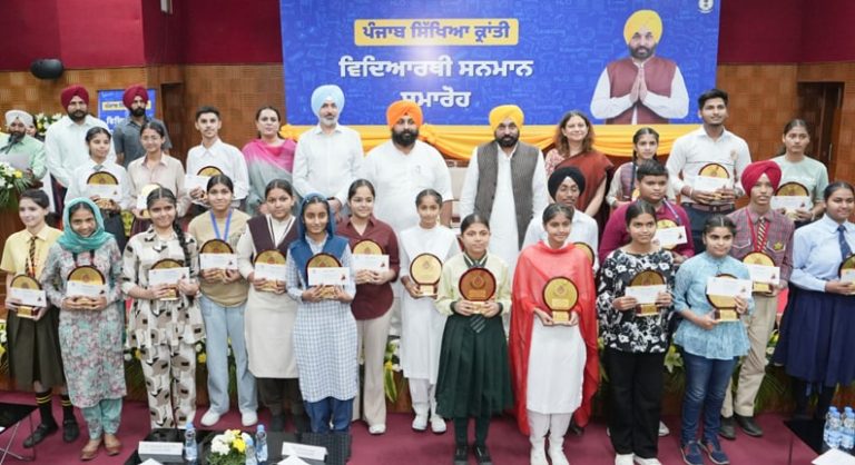 CM Mann ਦਾ ਵੱਡਾ ਐਲਾਨ; ਪੰਜਾਬ ਦੇ ਸਰਕਾਰੀ ਸਕੂਲਾਂ ਦੇ ‘ਟਾਪਰ’ ਹਵਾਈ ਸਫ਼ਰ ਰਾਹੀਂ ਲਾਉਣਗੇ ਵਿੱਦਿਅਕ ਟੂਰ