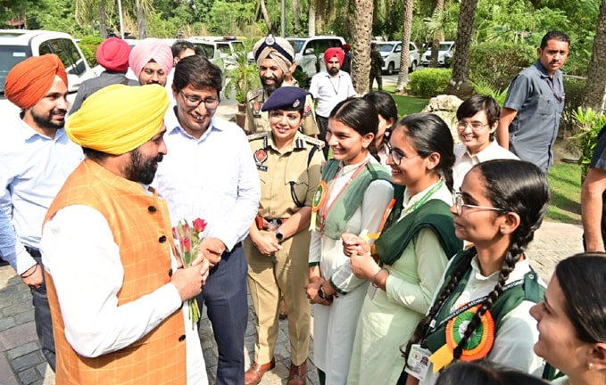 ਮੁੱਖ ਮੰਤਰੀ ਭਗਵੰਤ ਸਿੰਘ ਮਾਨ ਪੁੱਜੇ ਬਠਿੰਡਾ, ਜ਼ਿਲ੍ਹੇ ਦੇ ਟਾਪਰ ਵਿਦਿਆਰਥੀਆਂ ਨੇ ਕੀਤਾ ਸਵਾਗਤ