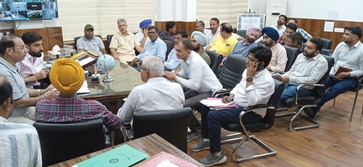 ਮੇਅਰ ਨੇ ਬਰਸਾਤ ਦੇ ਮੌਸਮ ਸਬੰਧੀ ਅਧਿਕਾਰੀਆਂ ਨਾਲ ਕੀਤੀ ਮੀਟਿੰਗ,ਡੇਅਰੀਆਂ ਨੂੰ ਨੋਟਿਸ