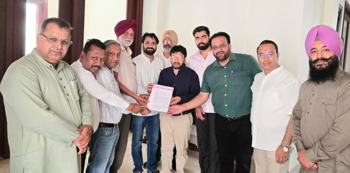 ਮੰਤਰੀ ਡਾ.ਰਵਜੋਤ ਸਿੰਘ ਨੂੰ ਮਿਲੀ ਬੱਸ ਅੱਡਾ ਬਚਾਓ ਸੰਘਰਸ਼ ਕਮੇਟੀ, ਲੋਕੀ ਰਾਏ ਤੋਂ ਬਿਨਾਂ ਕੋਈ ਫੈਸਲਾ ਨਹੀਂ ਲਿਆ ਜਾਵੇਗਾ: ਮੰਤਰੀ ਦਾ ਭਰੋਸਾ