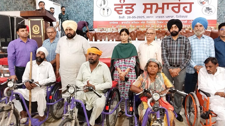 MLA Ranbir Bhullar ਤੇ ਸਹਾਇਕ ਕਮਿਸ਼ਨਰ ਹਰਜੋਤ ਕੌਰ ਵੱਲੋਂ ਦਿਵਿਆਂਗਜਨਾਂ ਤੇ ਬਜ਼ੁਰਗਾਂ ਨੂੰ ਮੁਫ਼ਤ ਬਨਾਵਟੀ ਅੰਗ ਤੇ ਉਪਕਰਨਾਂ ਦੀ ਕੀਤੀ ਗਈ ਵੰਡ