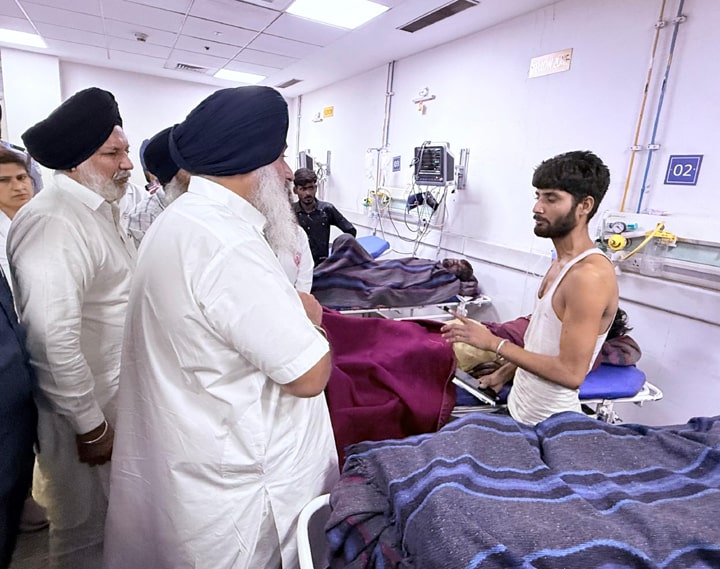 ਸੁਖਬੀਰ ਸਿੰਘ ਬਾਦਲ ਨੇ ਪਟਾਖਾ ਫੈਕਟਰੀ ਧਮਾਕੇ ਦੇ ਜ਼ਖ਼ਮੀਆਂ ਨਾਲ ਕੀਤੀ ਮੁਲਾਕਾਤ