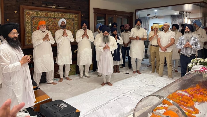 ਮਰਹੂਮ ਟਕਸਾਲੀ ਅਕਾਲੀ ਆਗੂ ਸੁਖਦੇਵ ਸਿੰਘ ਢੀਂਡਸਾ ਦੀ ਮ੍ਰਿਤਕ ਦੇਹ ਪਿੰਡ ਪੁੱਜੀ,ਥਾਂ-ਥਾਂ ਸ਼ਰਧਾ ਦੇ ਫੁੱਲ ਕੀਤੇ ਭੇਂਟ