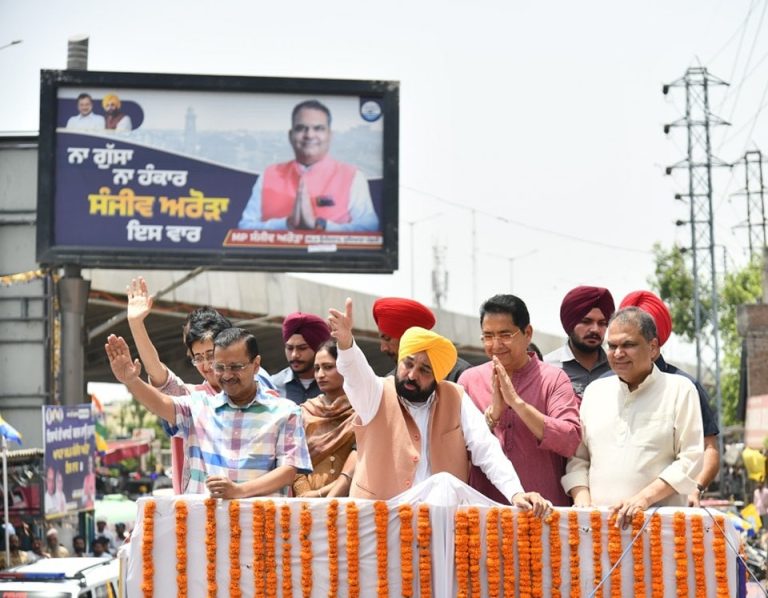 ਲੁਧਿਆਣਾ ਜਿਮਨੀ ਚੋਣ; ਮੈਗਾ ਰੋਡ ਸੋਅ ਤੋਂ ਬਾਅਦ ਆਪ ਦੇ ਸੰਜੀਵ ਅਰੋੜਾ ਨੇ ਕਰਵਾਏ ਨਾਮਜਦਗੀ ਪੇਪਰ ਦਾਖ਼ਲ
